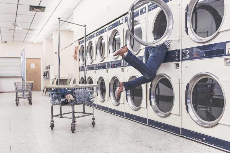 magasin-ST JULIEN-min_people-woman-laundry-laundromat-interior-design-art-946996-pxhere.com