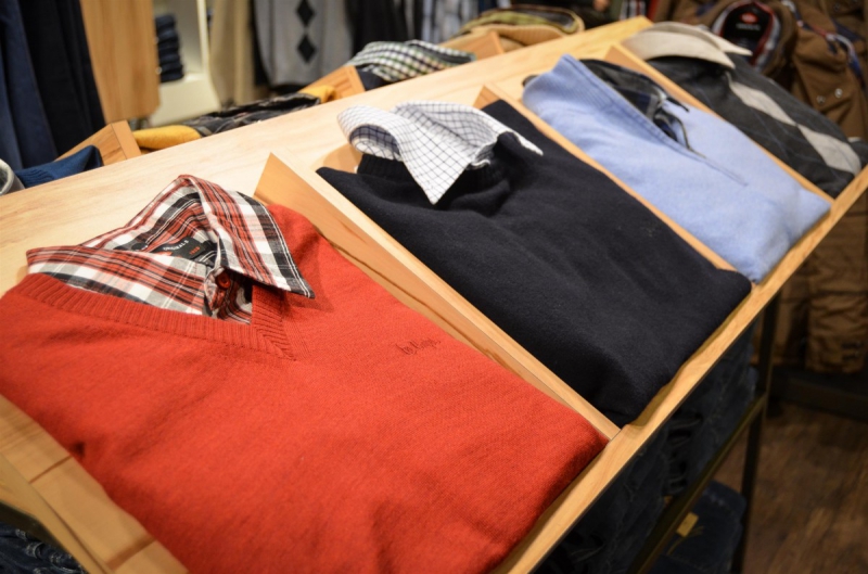 magasin-ST JULIEN-min_sweater_sweaters_shirts_exhibition_shop_shopping_shelf_buy-940699